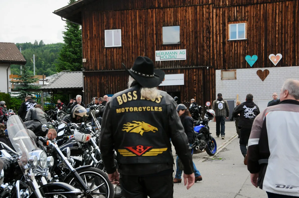 Man(n) schreitet zu den Bikes … Knapp 170 Personen nehmen dieses Jahr am traditionellen Ramp Ride teil.